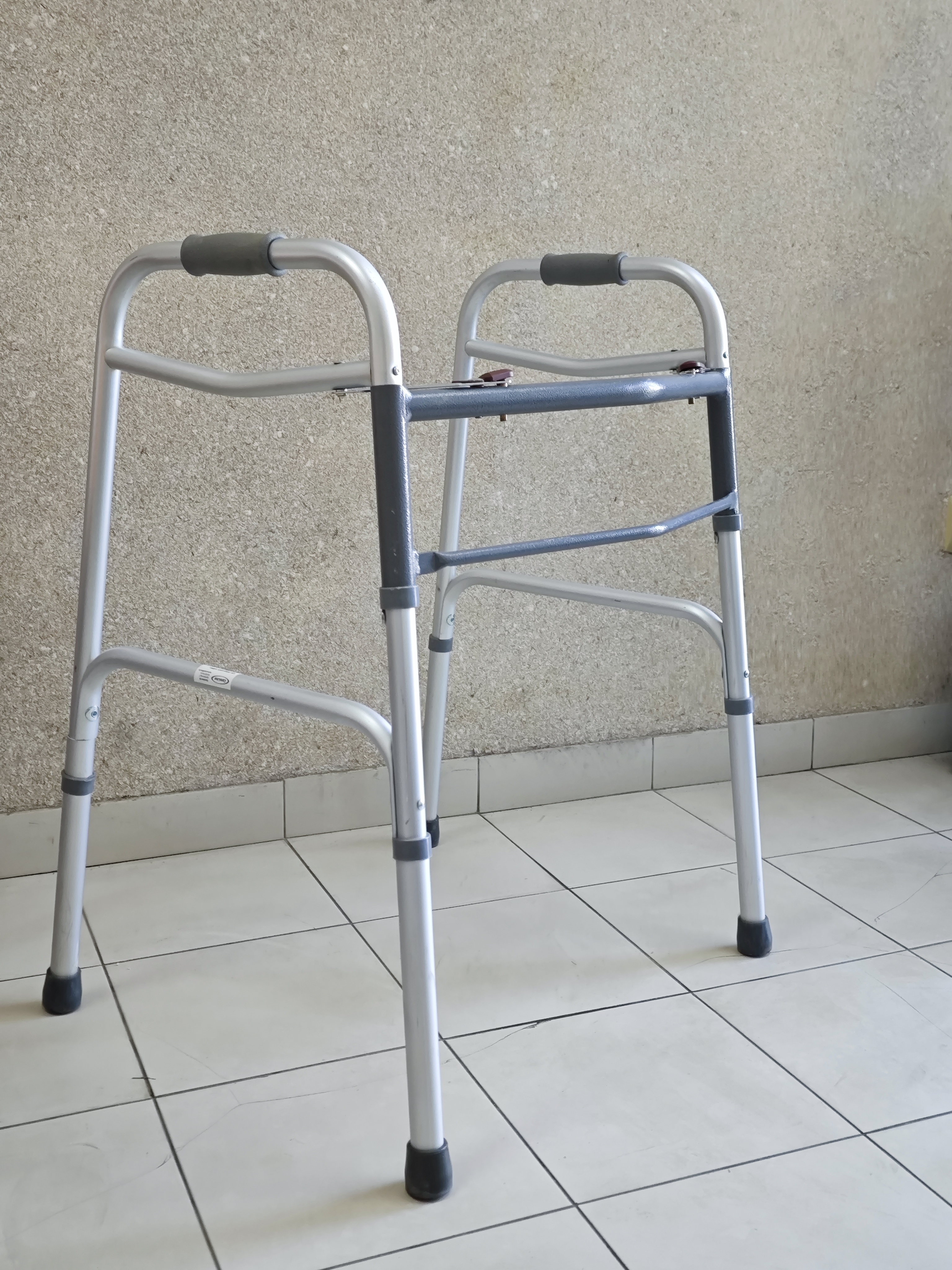 Aluminijumska hodalica bez točkića za najam, sklopiva