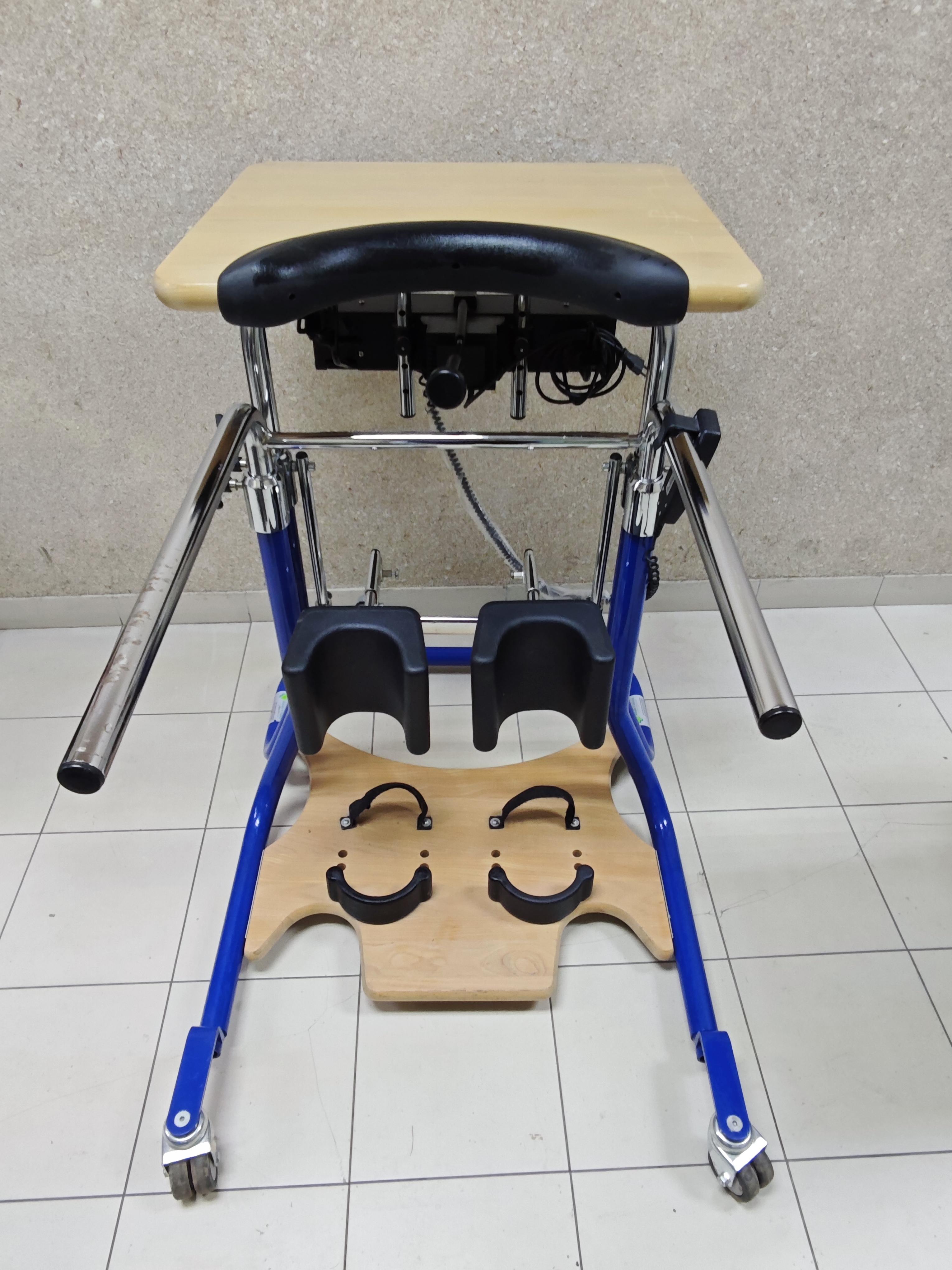 Vertikalizator za decu sa radnom površinom – slika 3